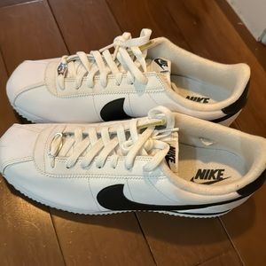 Nike Cortez men’s sneakers in classic white & black - never been worn!